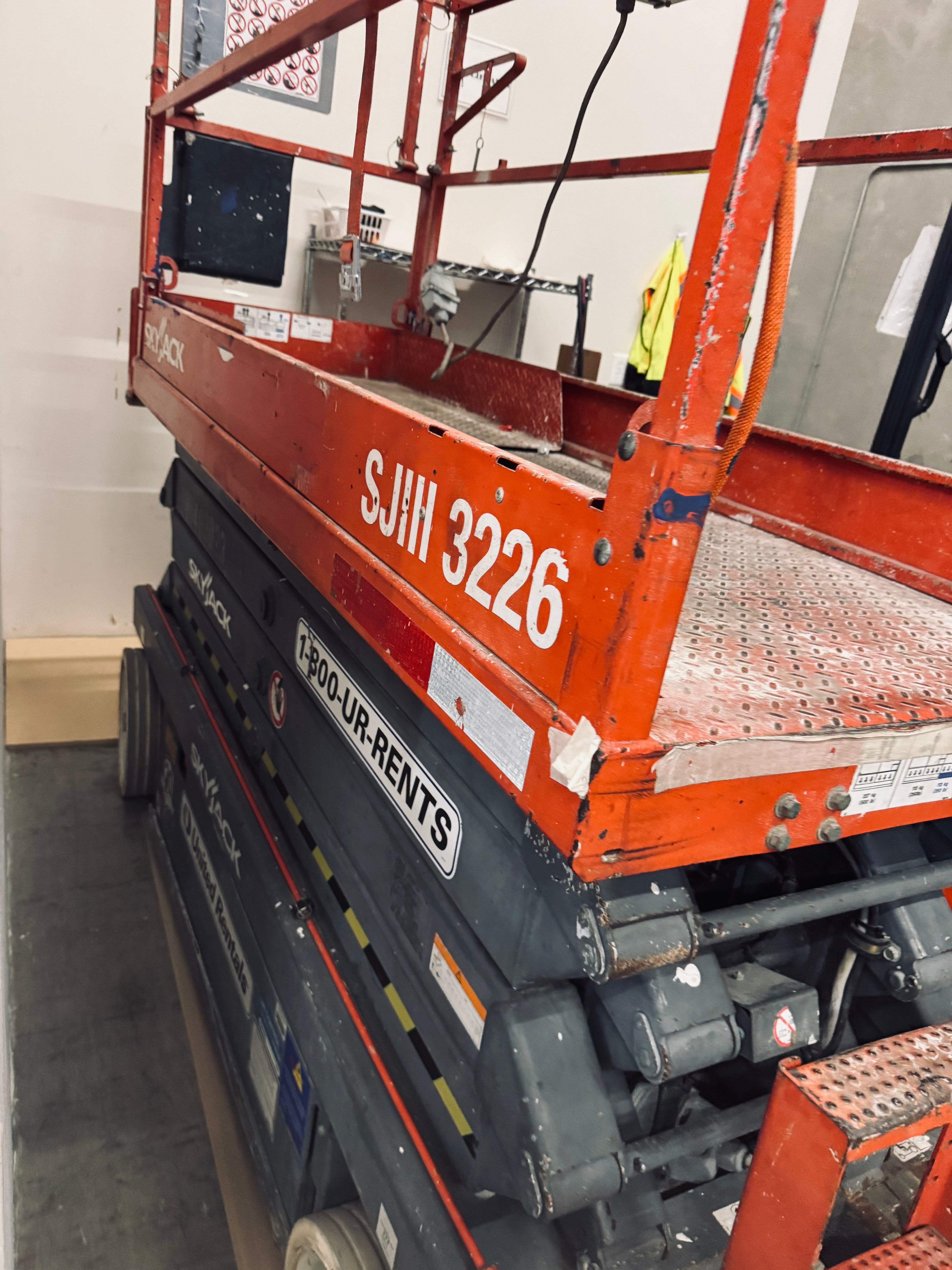 SJIII 3226 SkyJack scissor lift – side view platform lowered