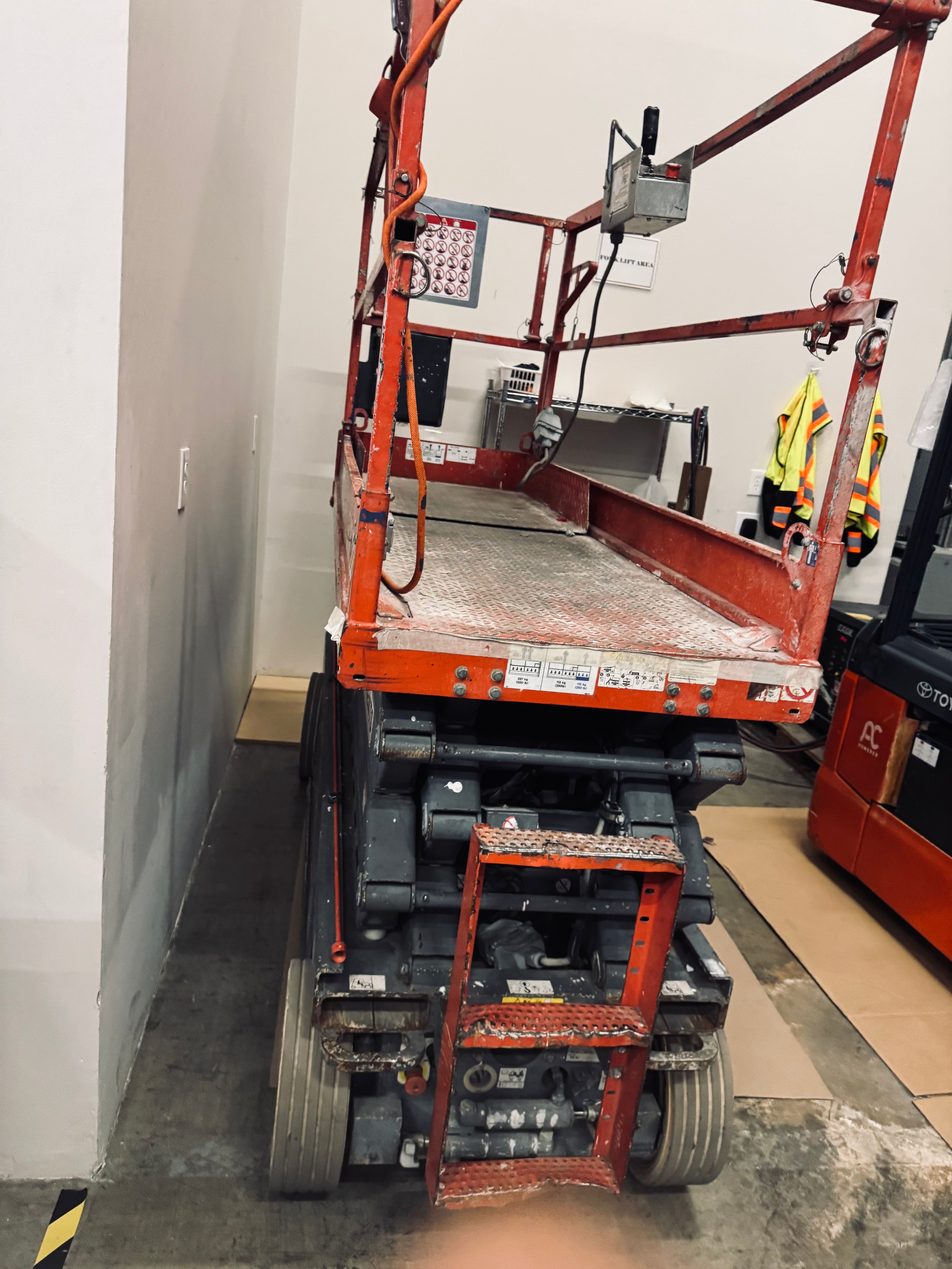 SJIII 3226 SkyJack scissor lift – scissor mechanism detail