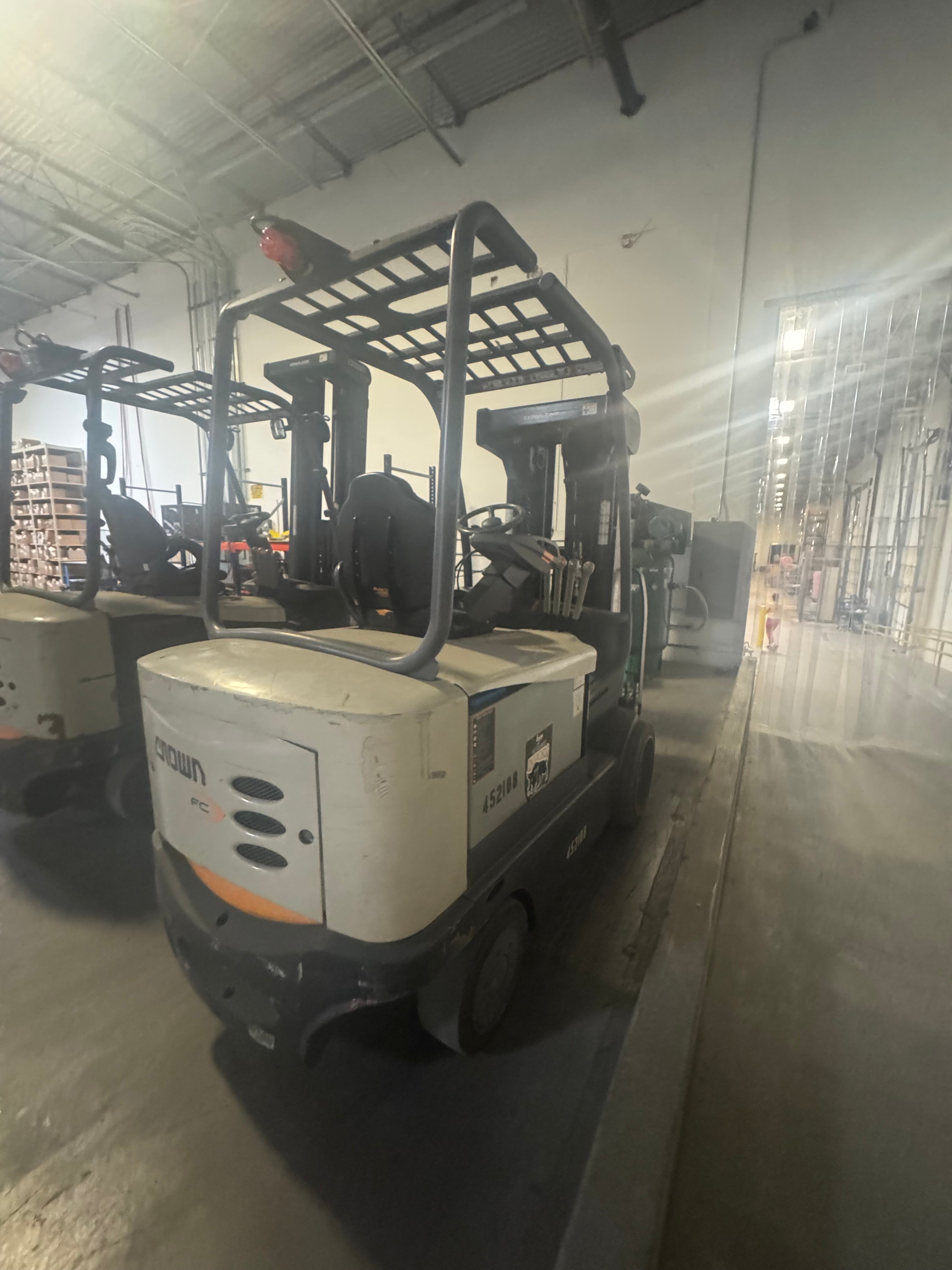 Crown FC5245-55 4-Stage Electric Forklift – 2021