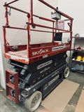 SJIII 3226 SkyJack scissor lift – front view platform raised