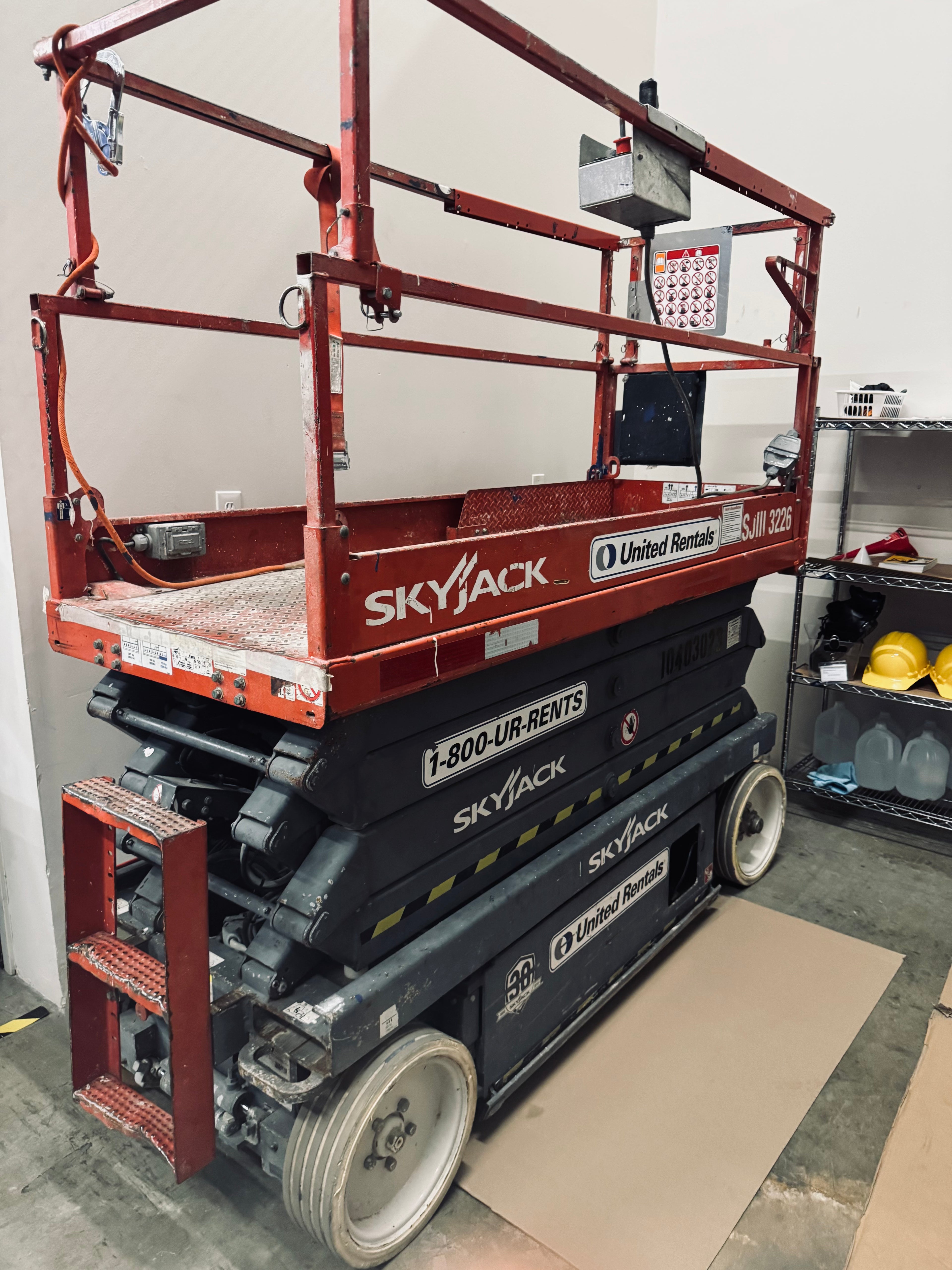 SJIII 3226 SkyJack scissor lift – front view platform raised