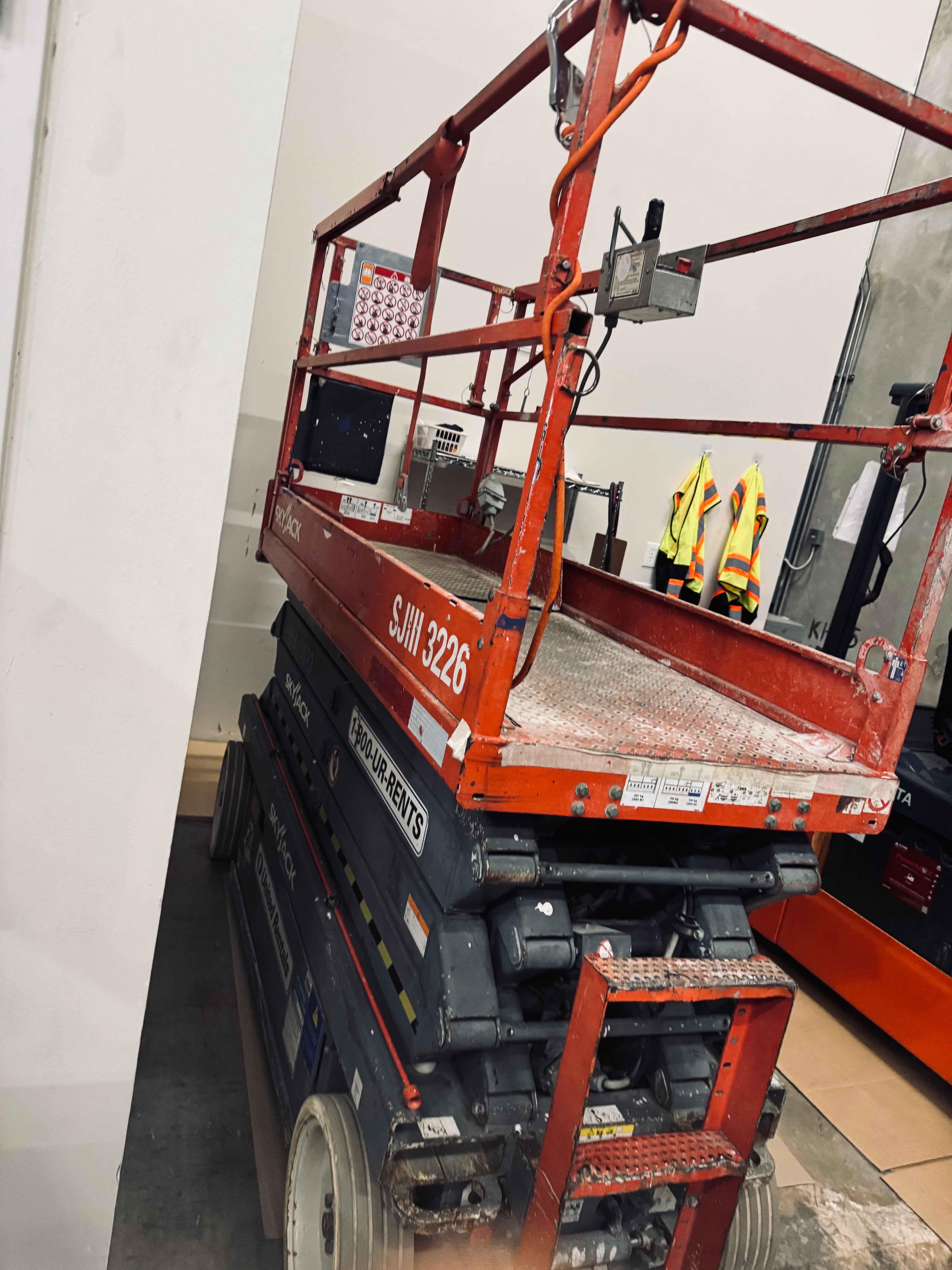 SJIII 3226 SkyJack scissor lift – control panel and guardrail