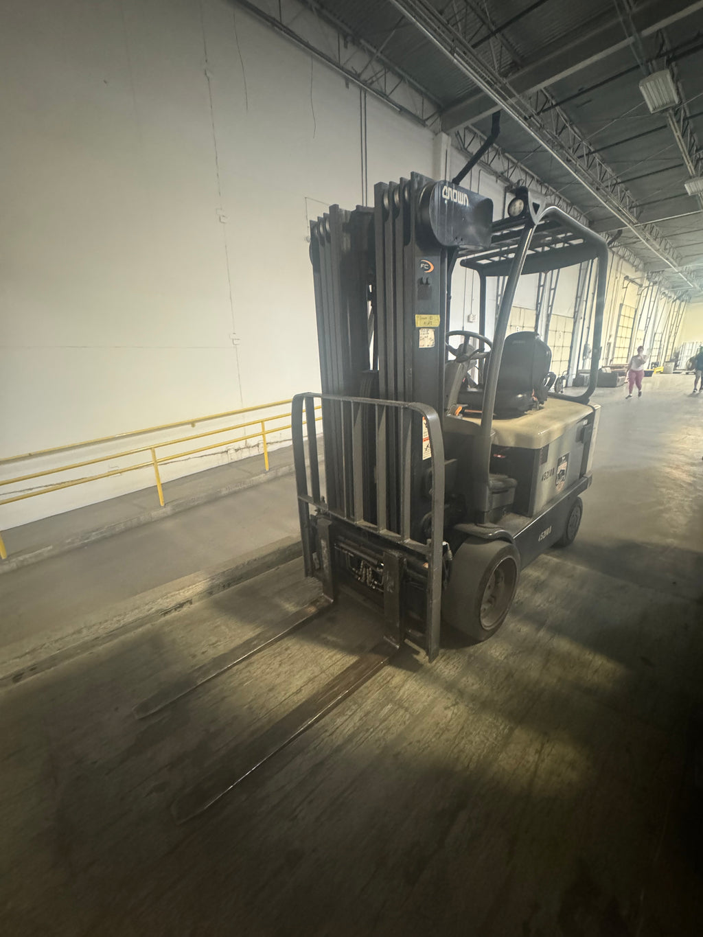 Crown FC5245-55 4-Stage Electric Forklift – 2021