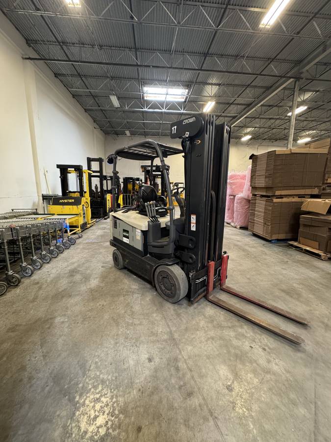 Crown FC5245-50 4-stage electric forklift 2020 – front view