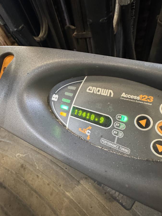 Crown FC5245-50 4-stage electric forklift 2020 – operator compartment