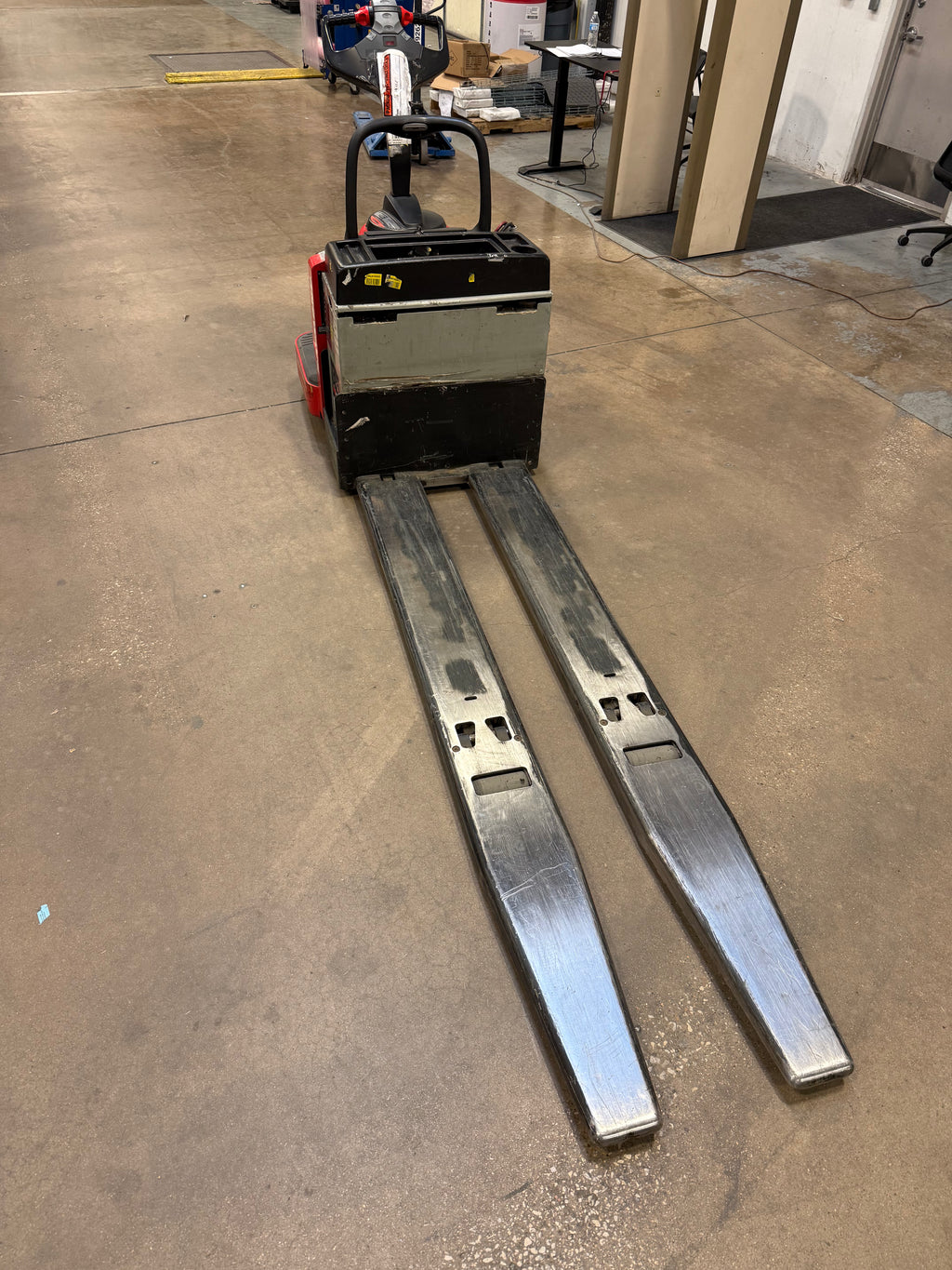 Raymond 8410 electric pallet jack – side profile view