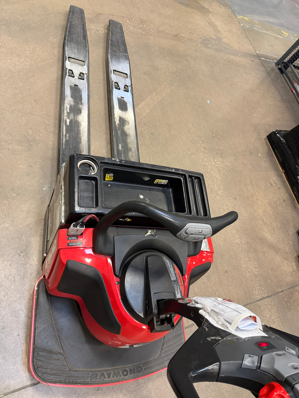 Raymond 8410 electric pallet jack – fork tips and load wheels