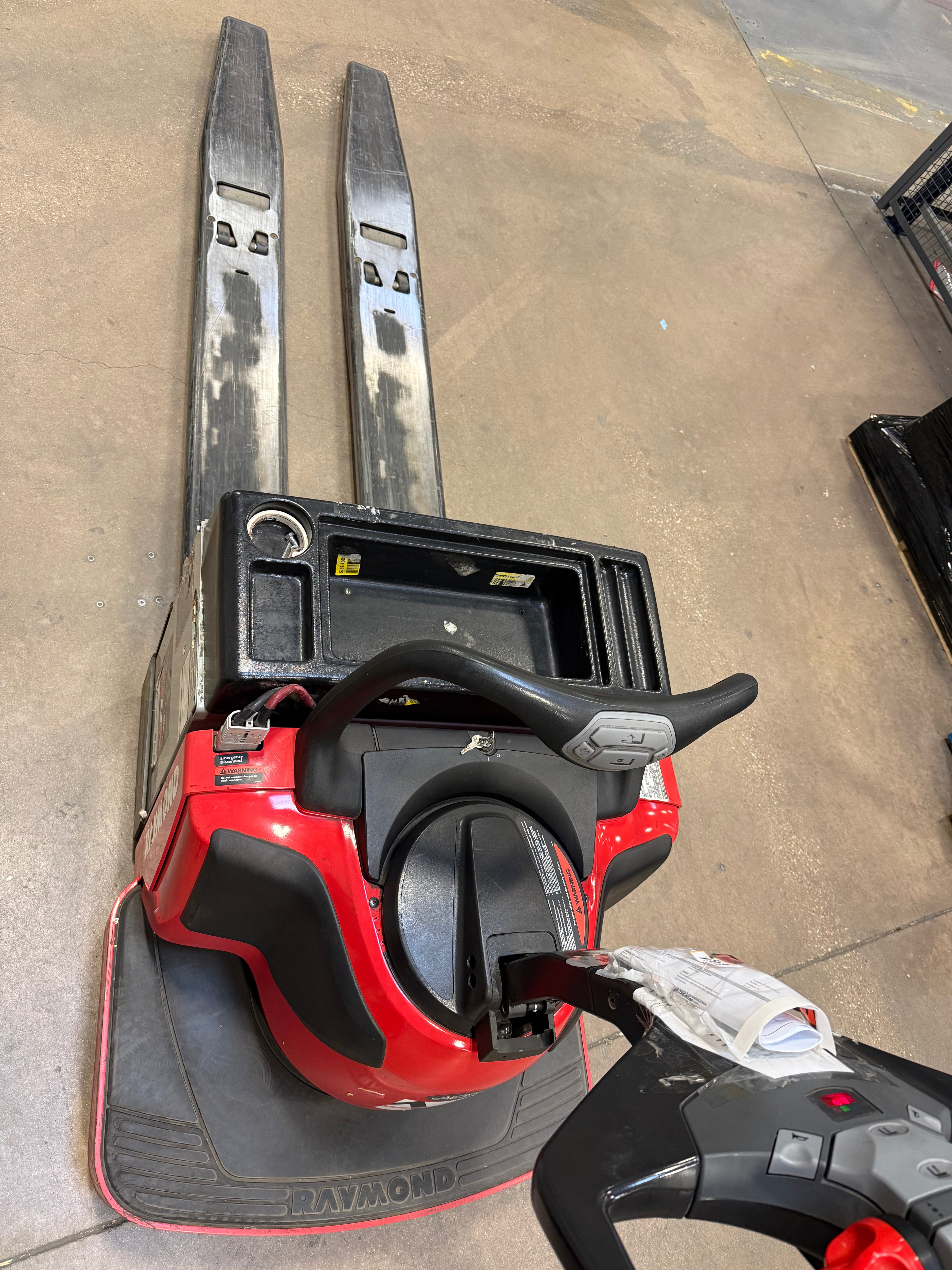 Raymond 8410 electric pallet jack – fork tips and load wheels