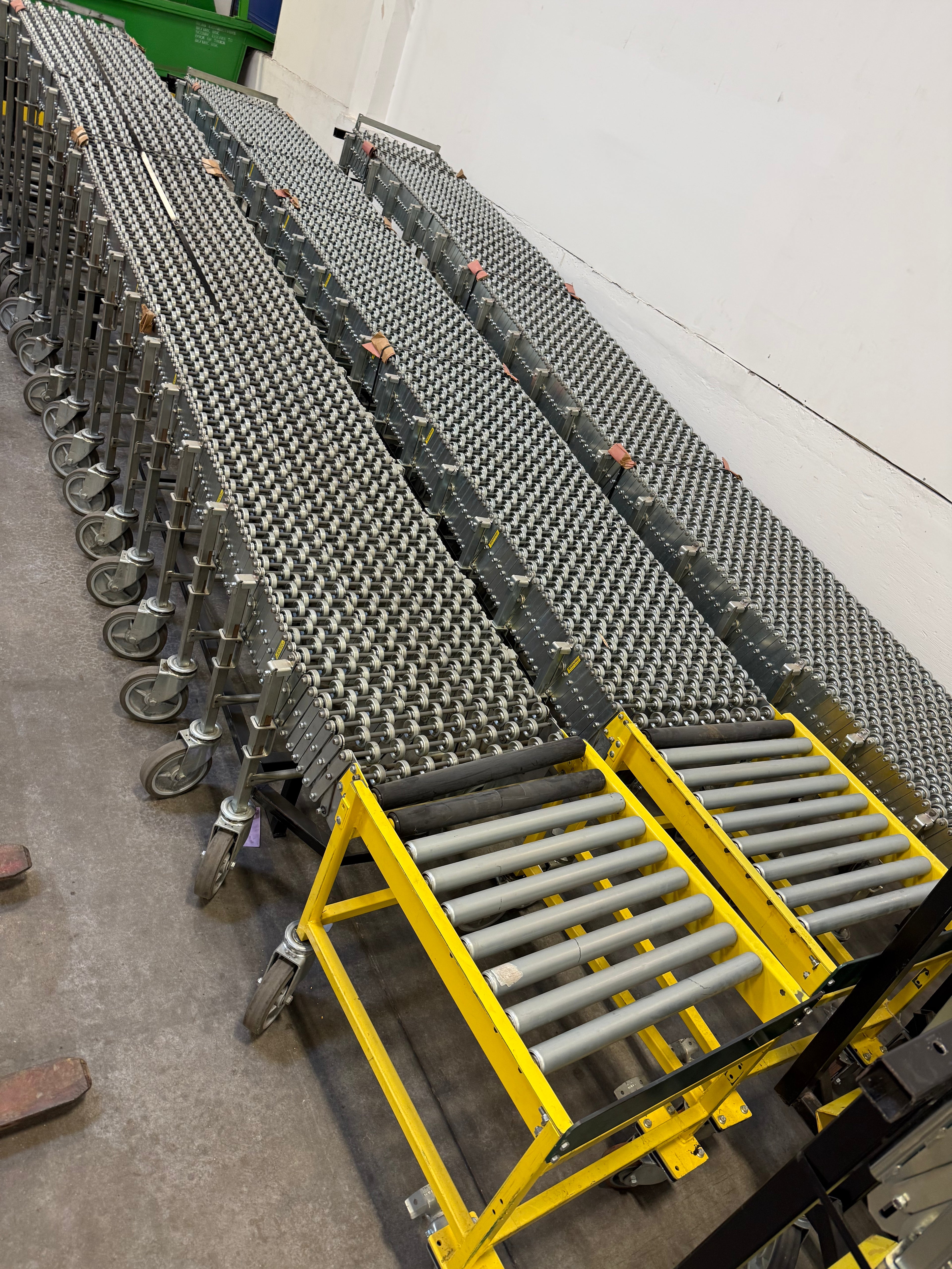 NestaFlex 376 flexible gravity conveyor – skatewheel detail