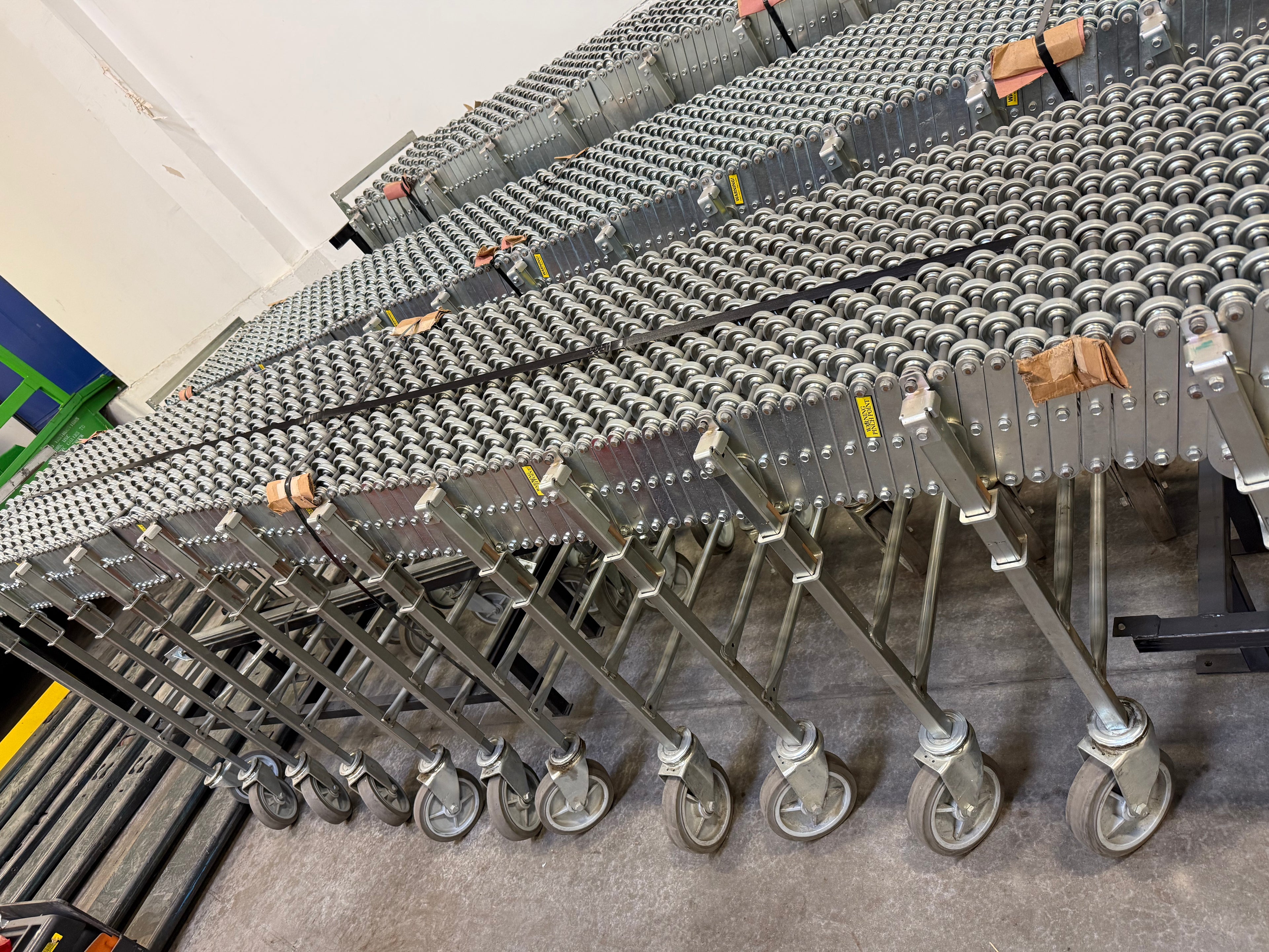 NestaFlex 376 flexible gravity conveyor – accordion flex section extended