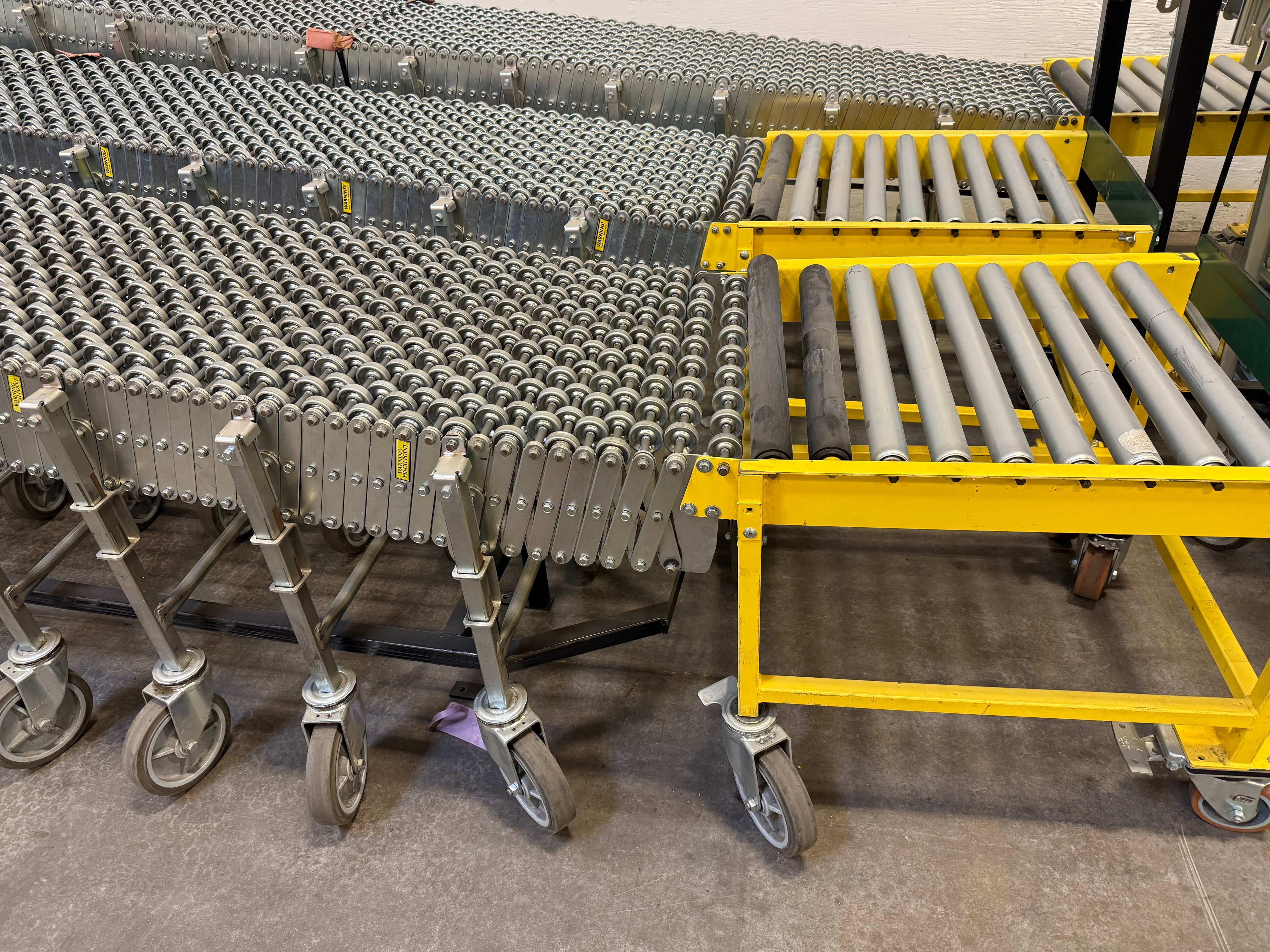 NestaFlex 376 flexible gravity conveyor – end view with legs