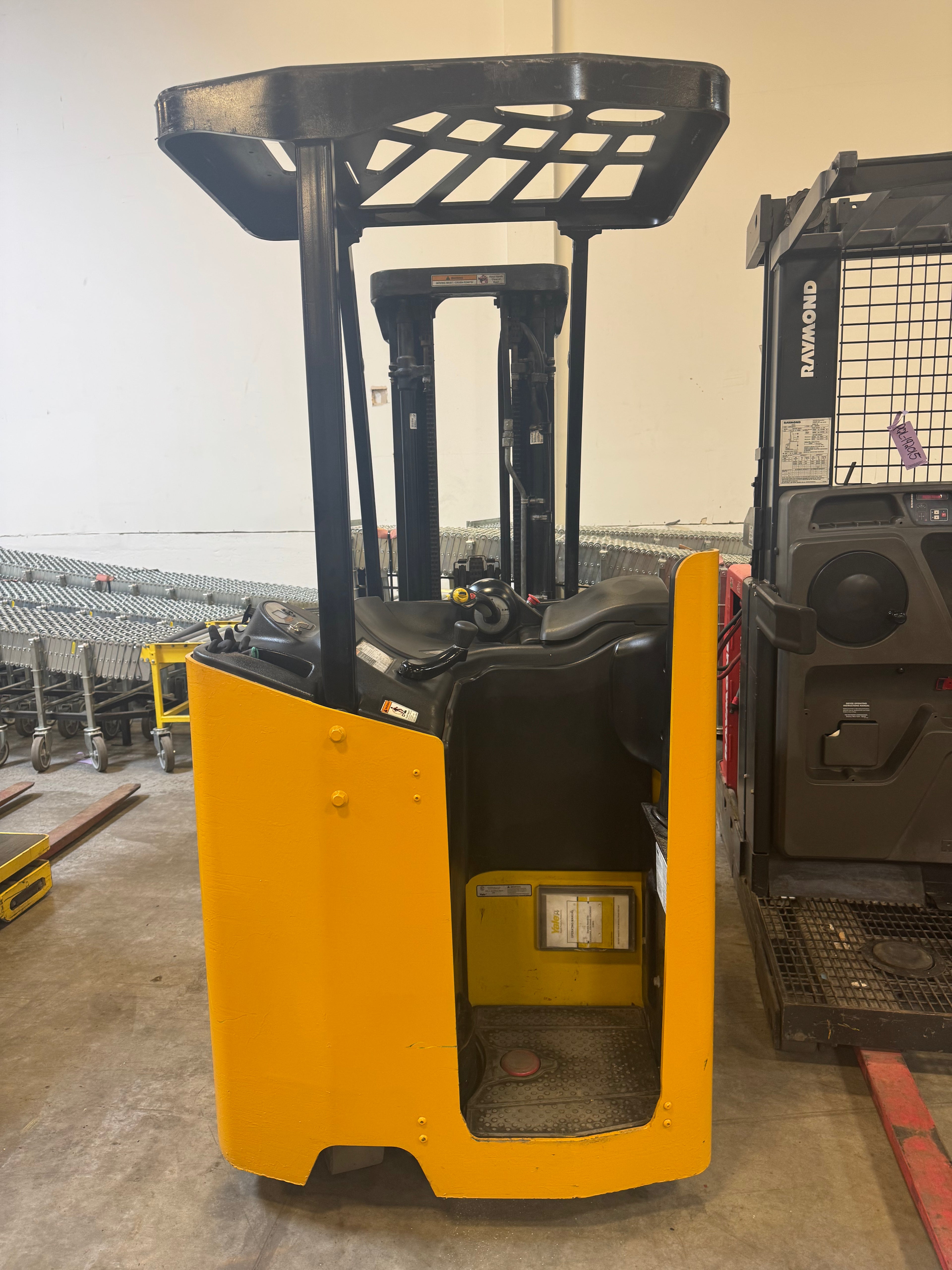 Yale ESC040ADN standup counterbalance forklift 2020 – mast and forks
