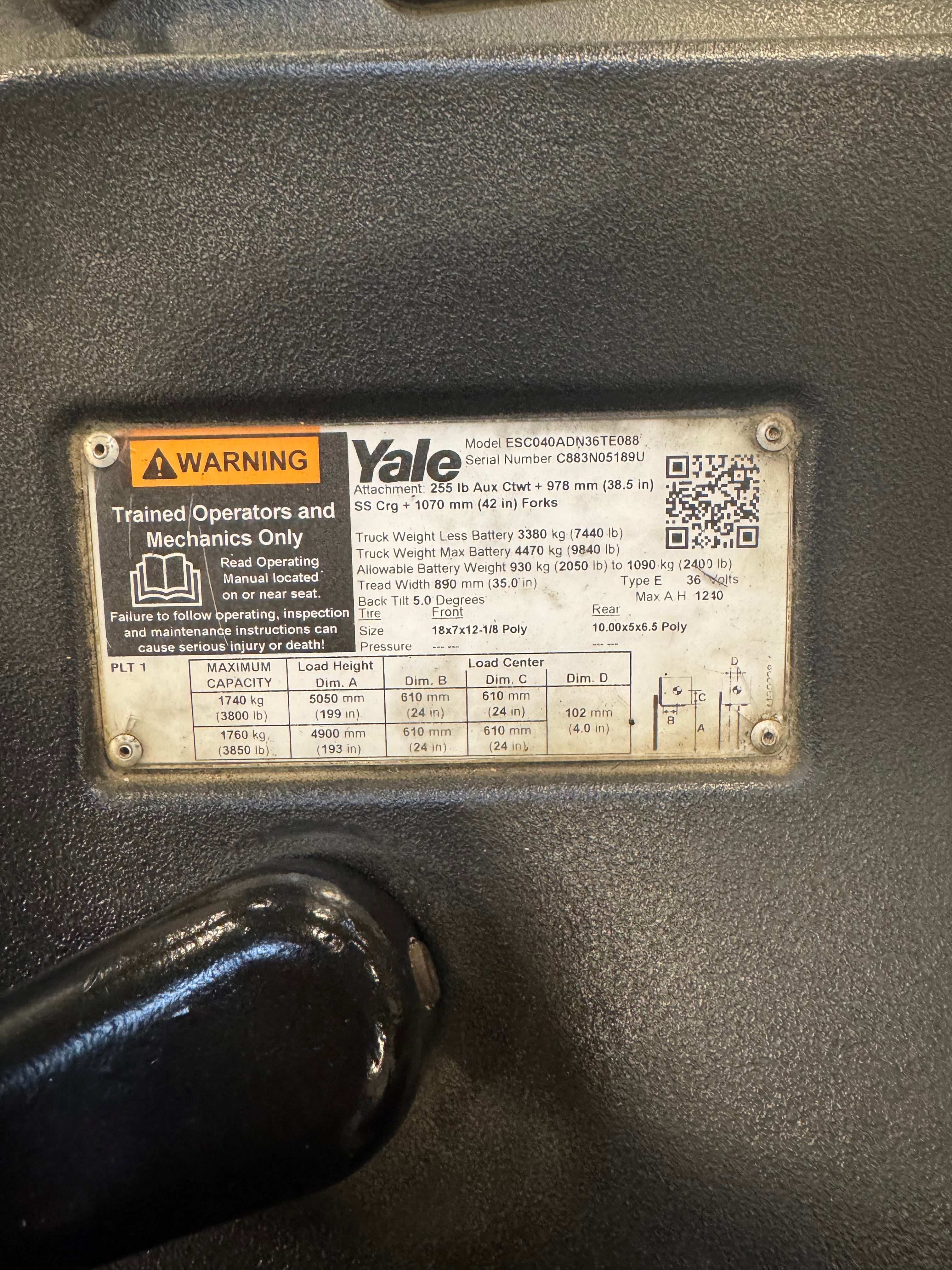 Yale ESC040ADN standup counterbalance forklift 2020 – operator platform
