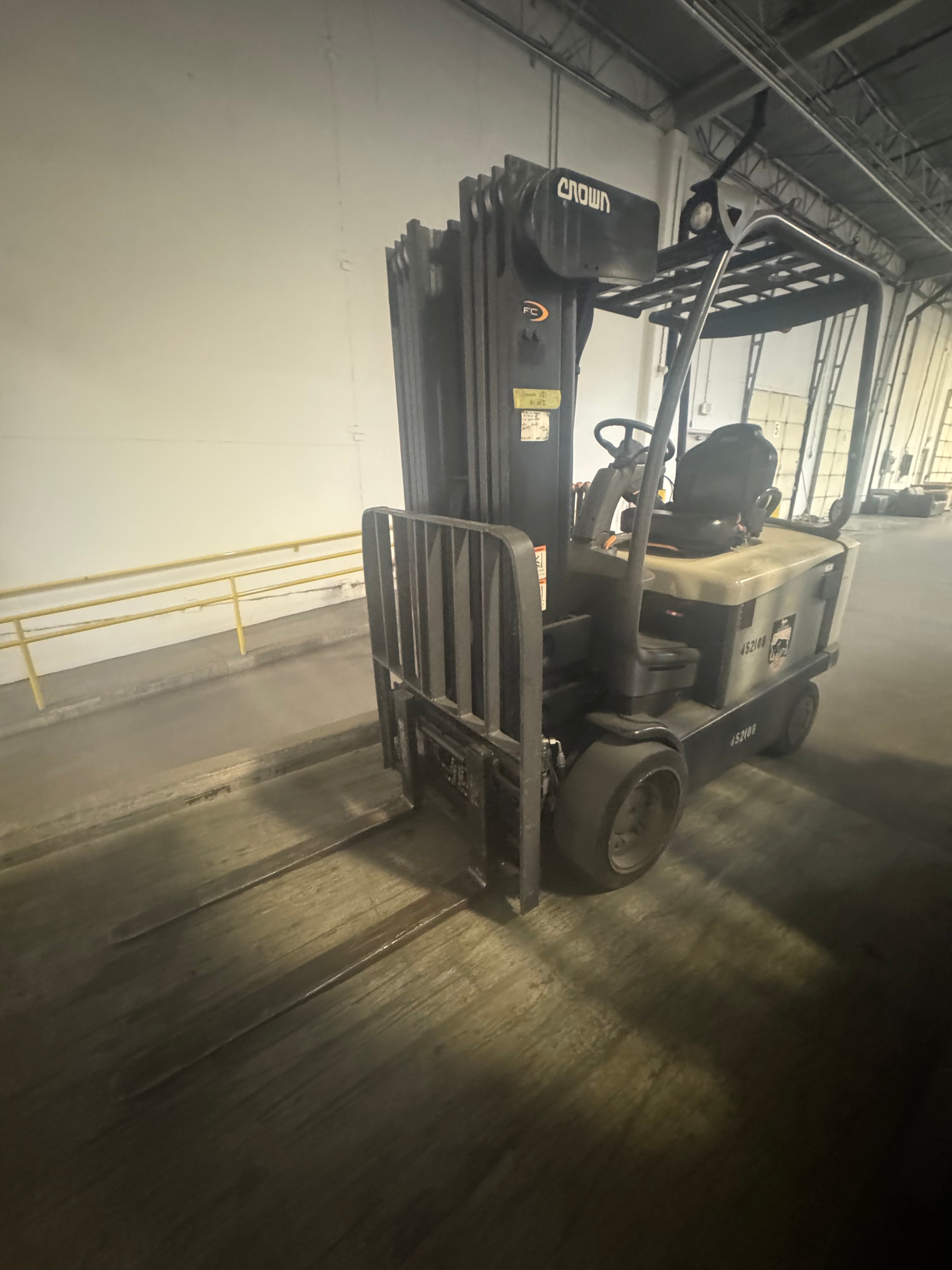 Crown FC5245-55 4-Stage Electric Forklift – 2021