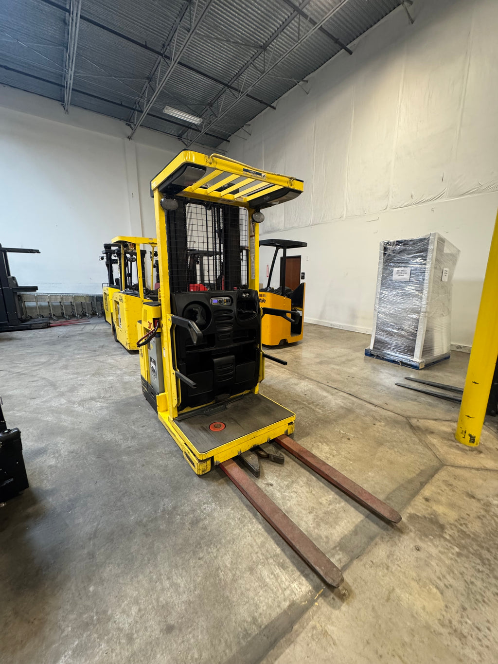 Hyster R30XM3 Narrow Aisle Order Picker Forklift – 2017