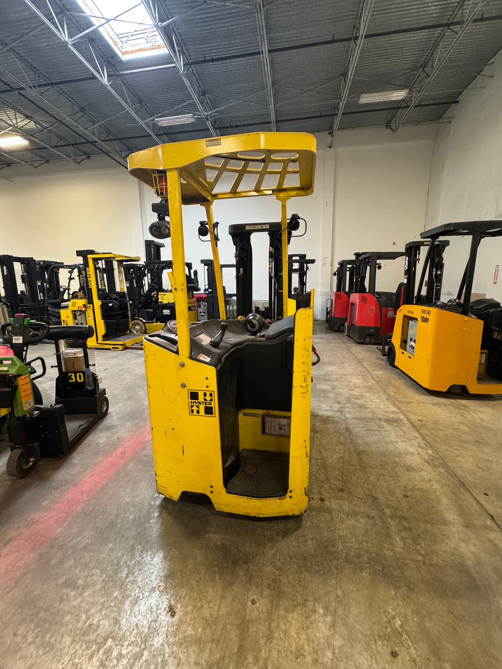 Hyster R30XM3 Narrow Aisle Order Picker Forklift (2017) – High Hours
